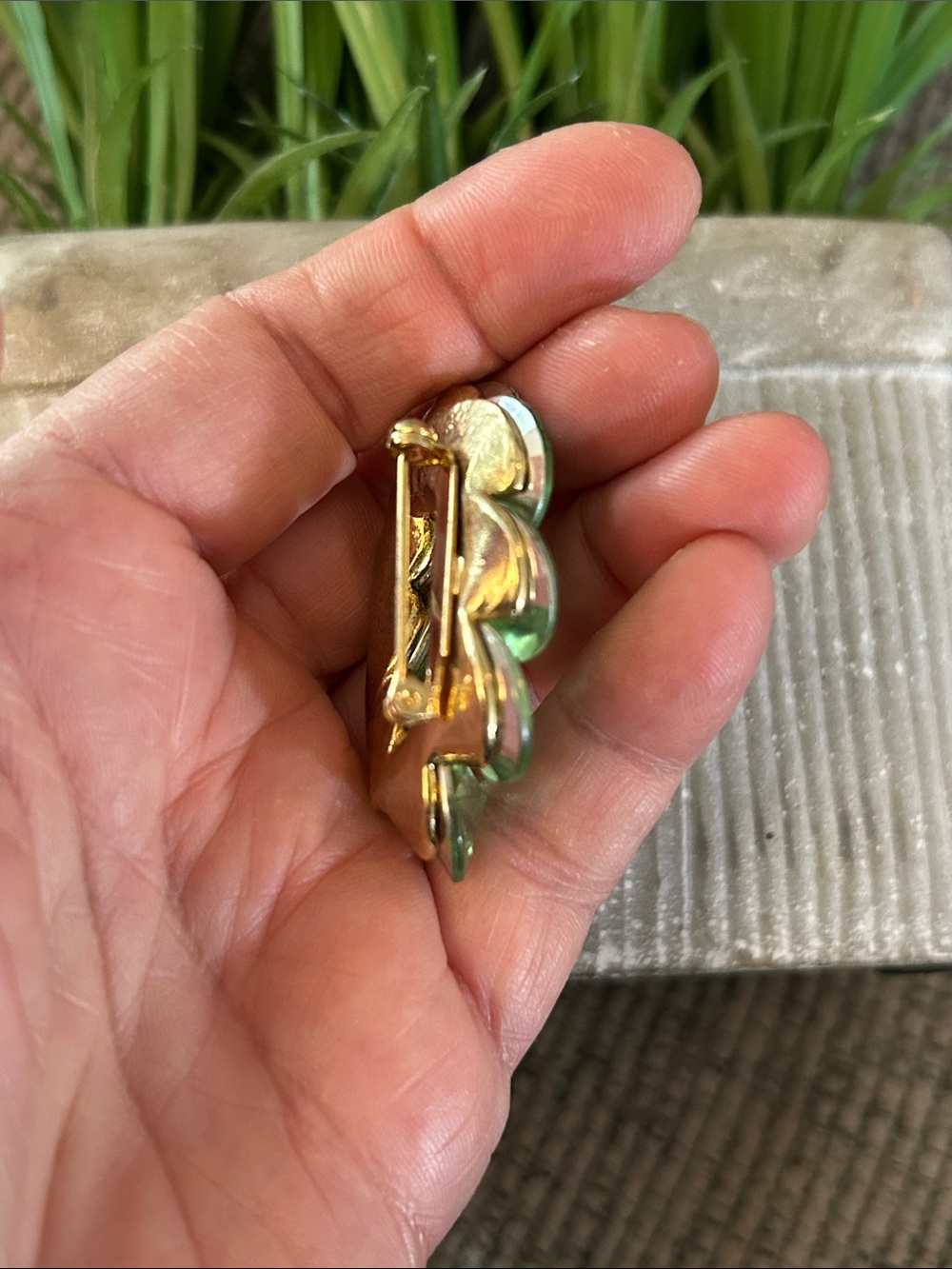 ❌LAST CALL❌ Peridot green oval brooch set on a goldtone backing - Picture 4 of 6